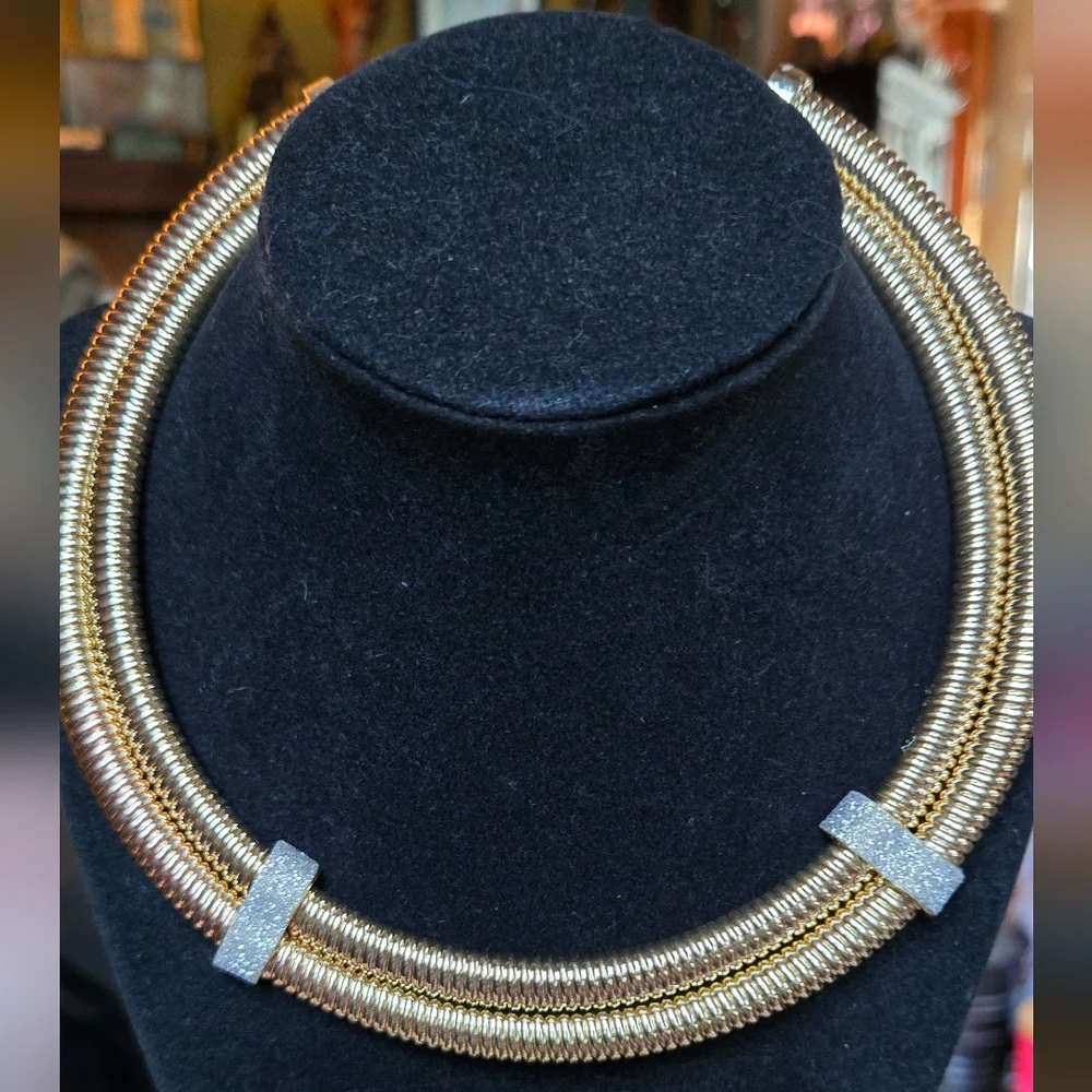 Gold costume large flexible statement necklace 18" adjustable - Picture 4 of 7